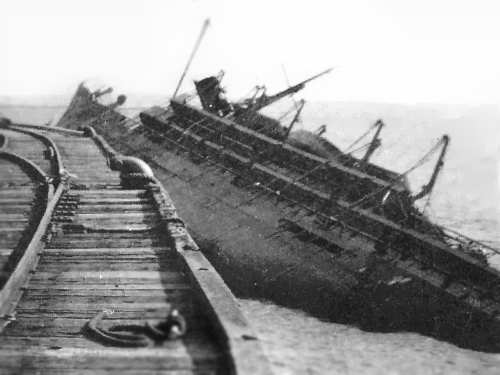 MV Koolama sinking at Wyndham Wharf