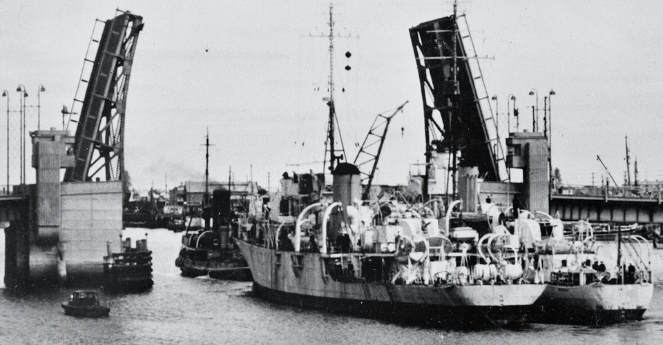 HMAS   Barcoo Towed into PT. Adelaide b y HMAS Warrego  S.A. April 1948 April