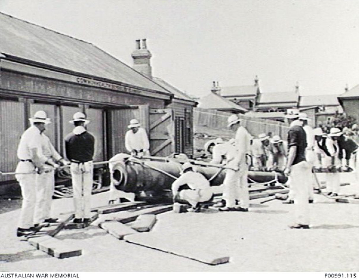 1910. Members of the Short Course (1910-04-24 TO 1910-07-23) at the South Head Commonwealth School of Gunnery. The men are in the Gun Park making preparations to move a 6 inch, Mark 5 gun barrel. (Donor Royal Australian Artillery Historical Society)